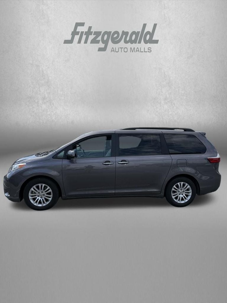 2017 Toyota SIENNA XLE 3.5L XLE 8 Passenger