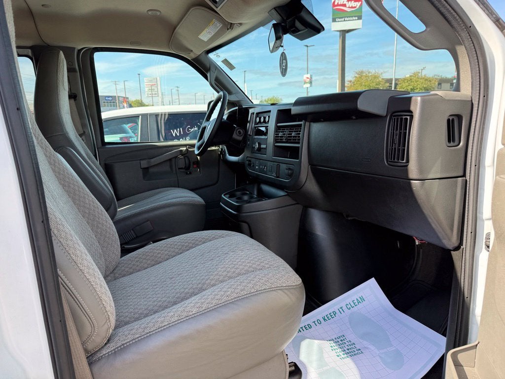 2025 Chevrolet Express Passenger 1LT