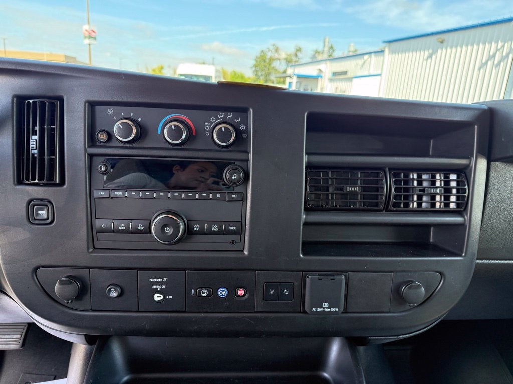 2025 Chevrolet Express Passenger 1LT